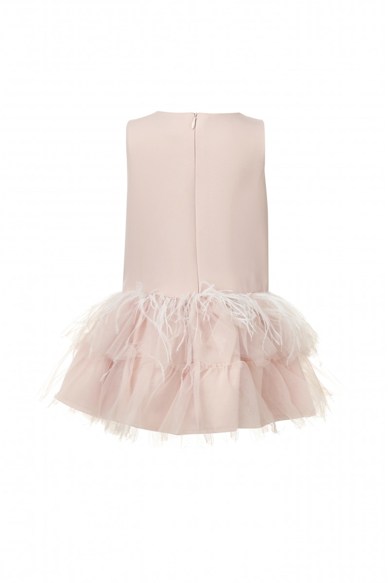 Модное платье розового цвета с объёмной брошью