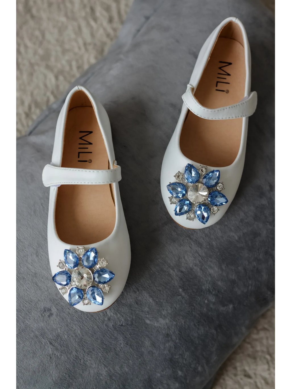 zapatos de fiesta para niña MiLi cerrados blancos con broche y strass (5)
