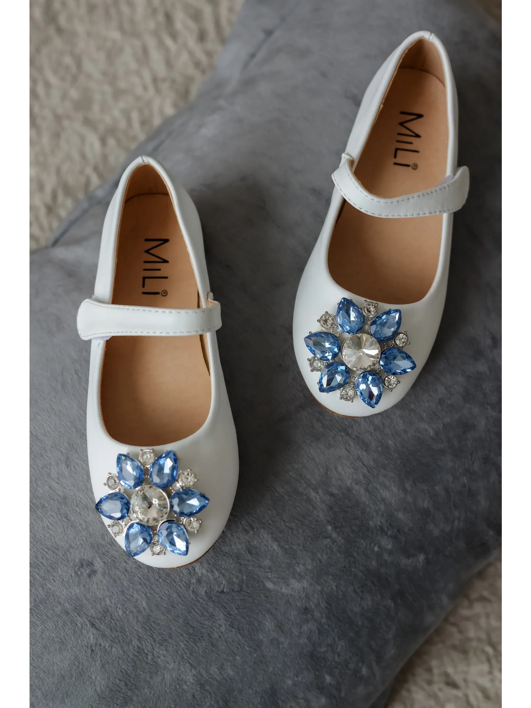 zapatos de fiesta para niña MiLi cerrados blancos con broche y strass (5)