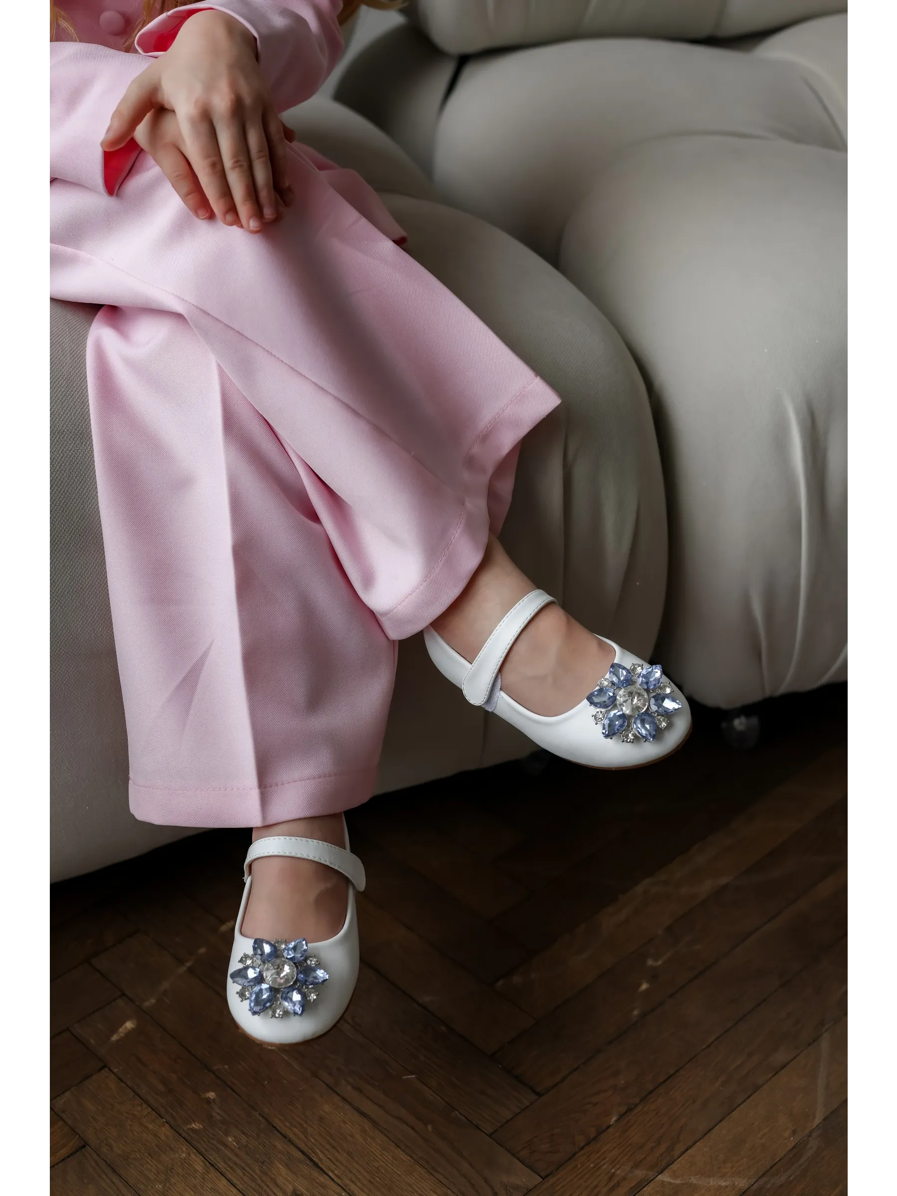 zapatos de fiesta para niña MiLi cerrados blancos con broche y strass (7)