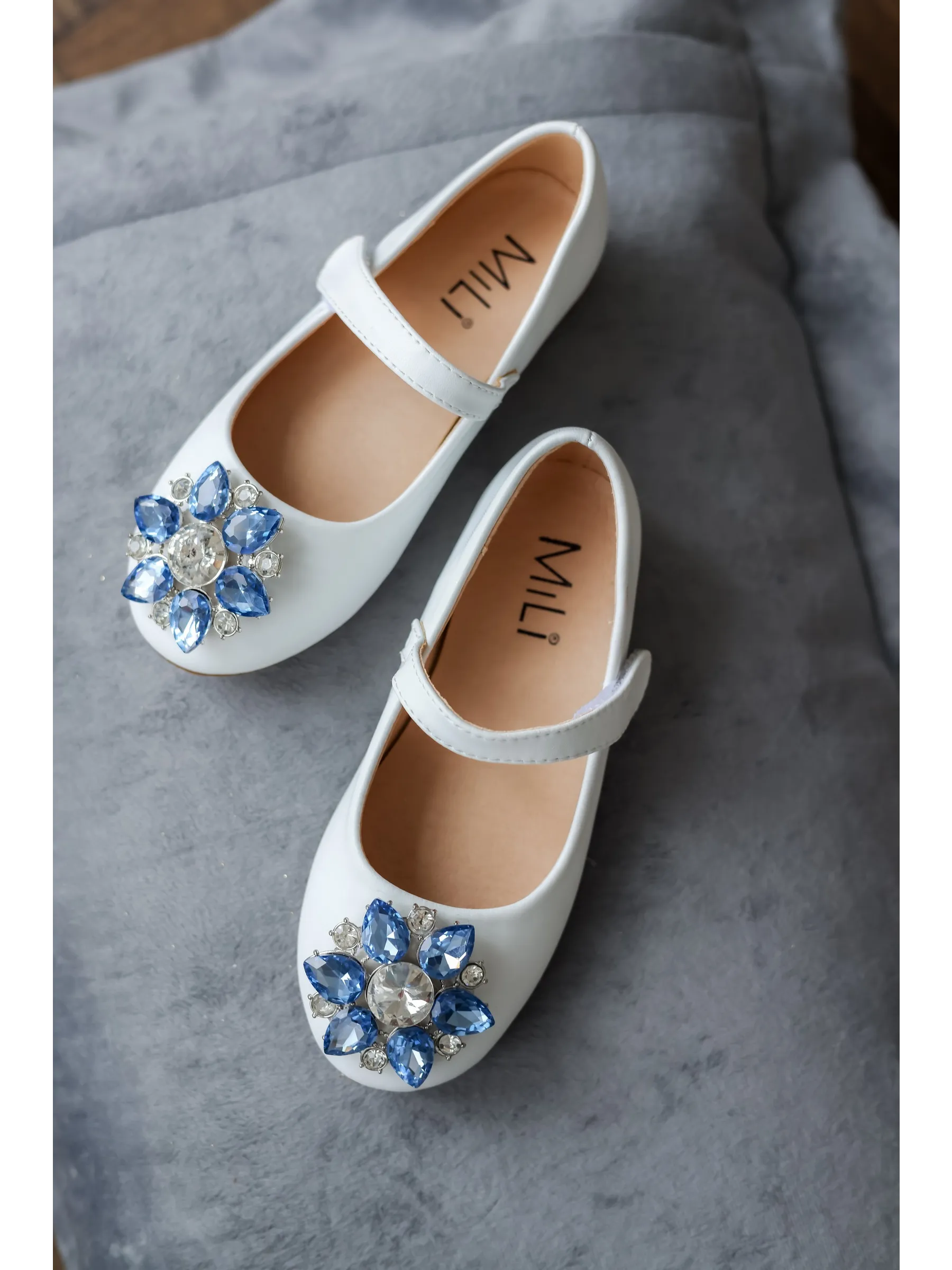 zapatos de fiesta para niña MiLi cerrados blancos con broche y strass (11)