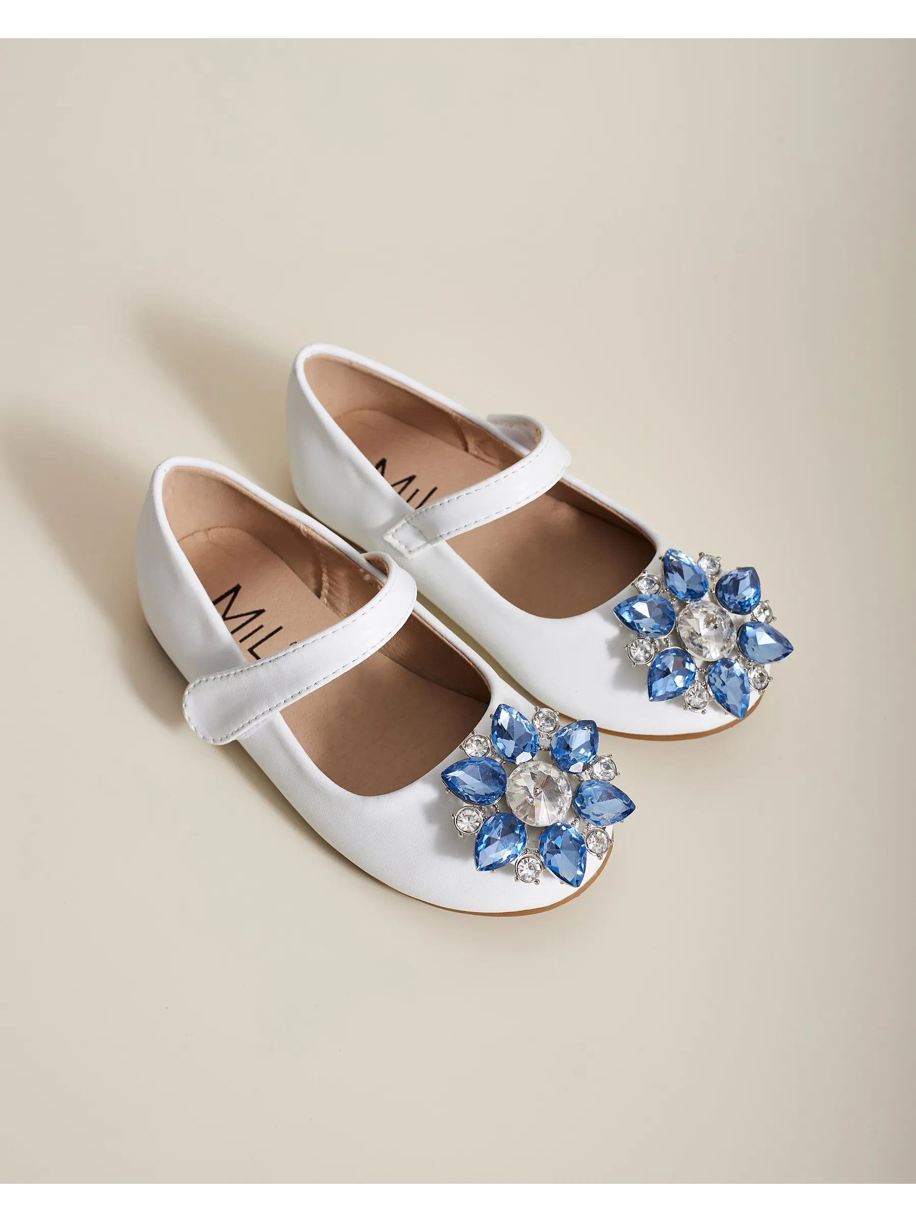 zapatos de fiesta para niña MiLi cerrados blancos con broche y strass (17)