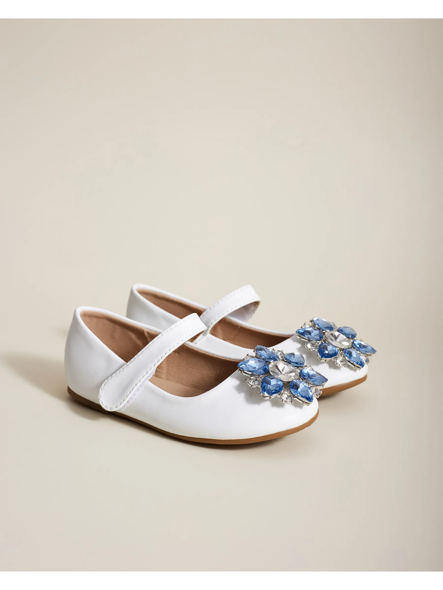 zapatos de fiesta para niña MiLi cerrados blancos con broche y strass (18)