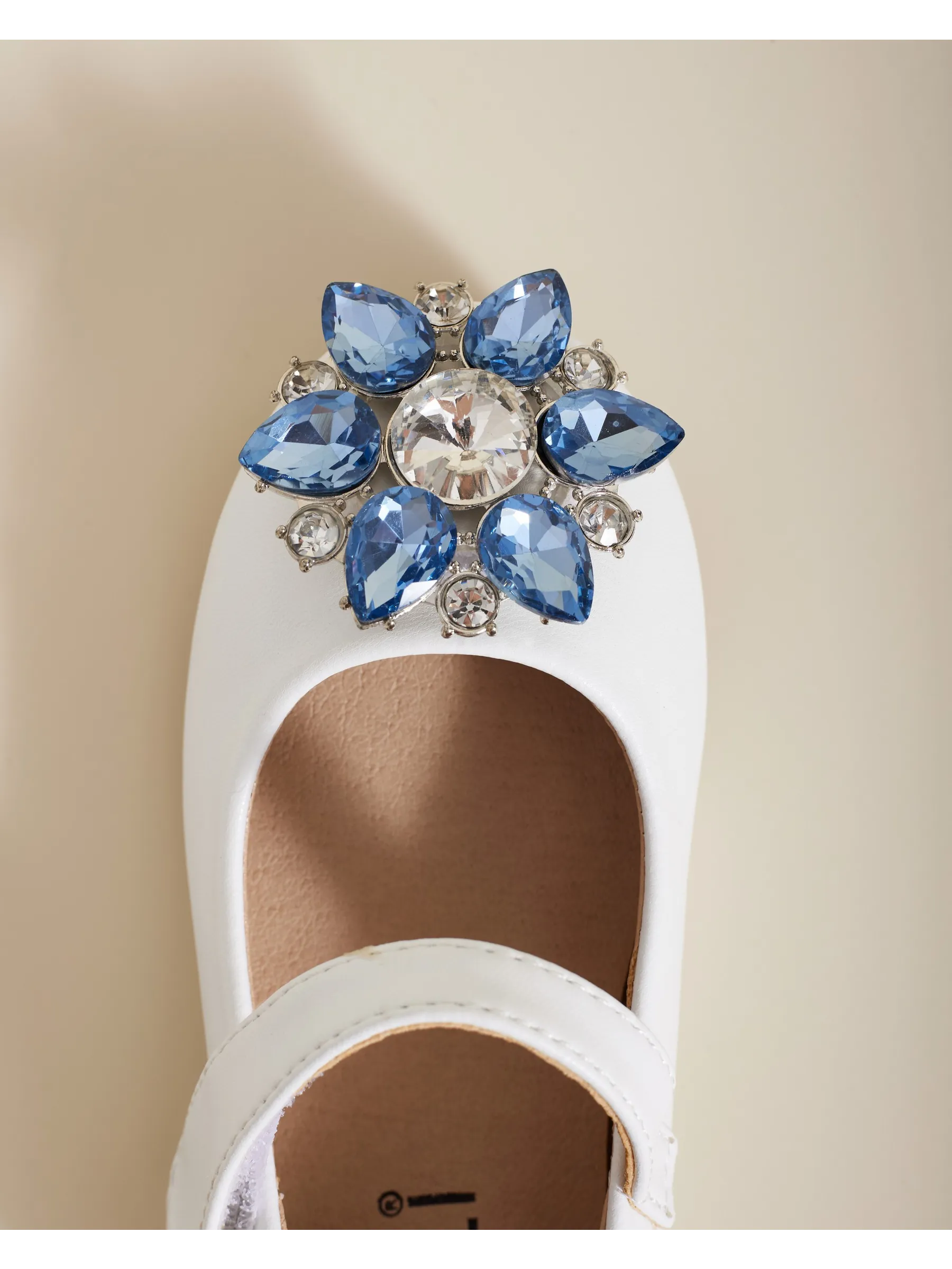 zapatos de fiesta para niña MiLi cerrados blancos con broche y strass (20)
