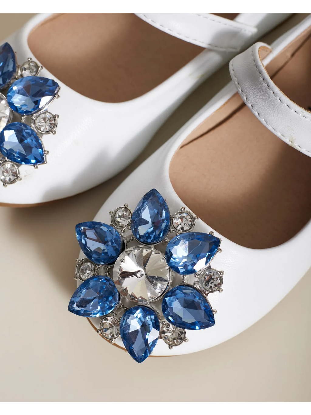 zapatos de fiesta para niña MiLi cerrados blancos con broche y strass (21)