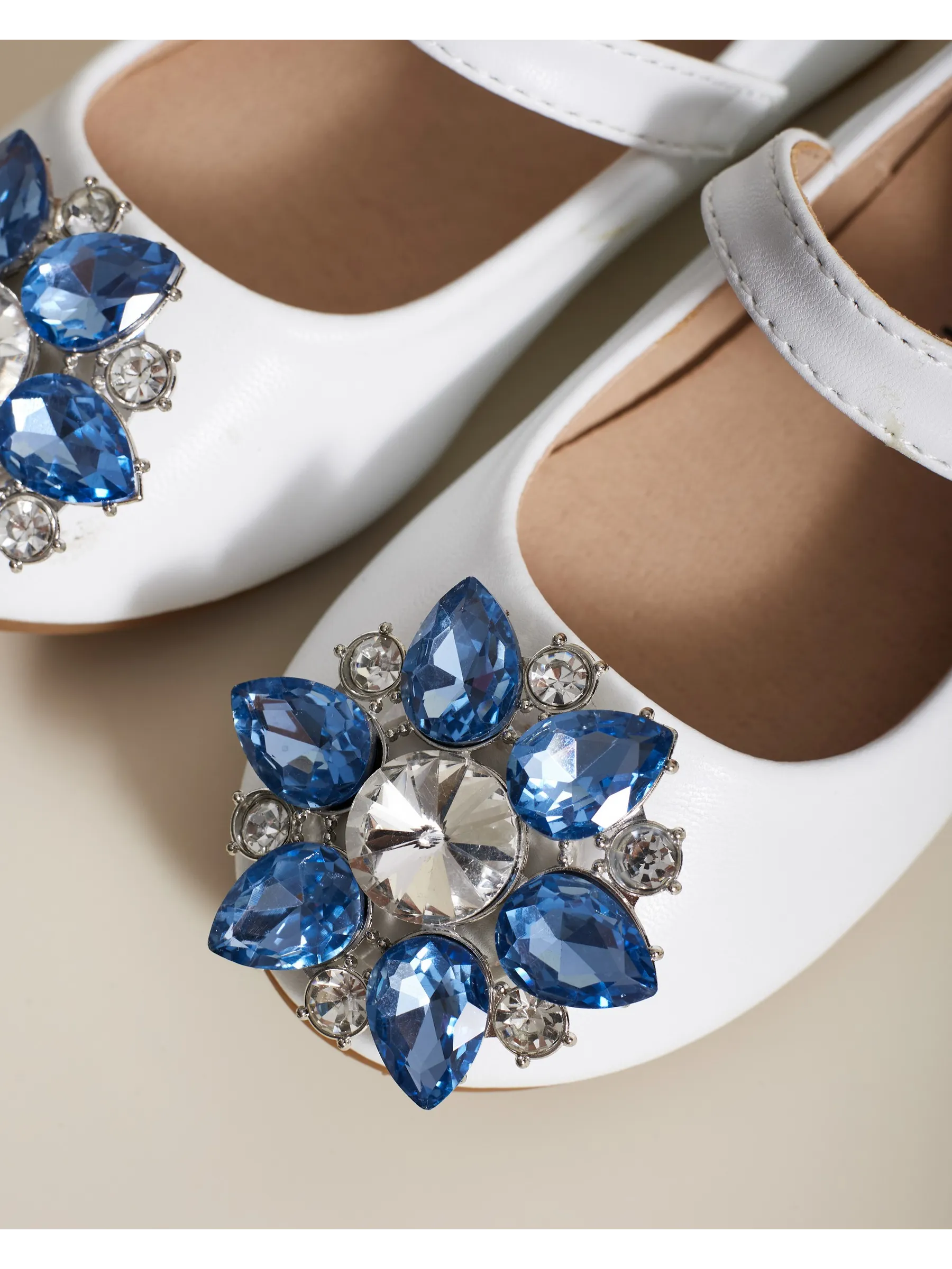 zapatos de fiesta para niña MiLi cerrados blancos con broche y strass (21)